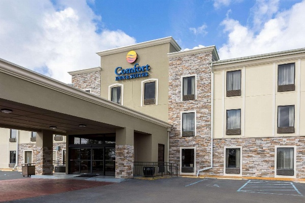 Comfort Inn & Suites Airport image 1