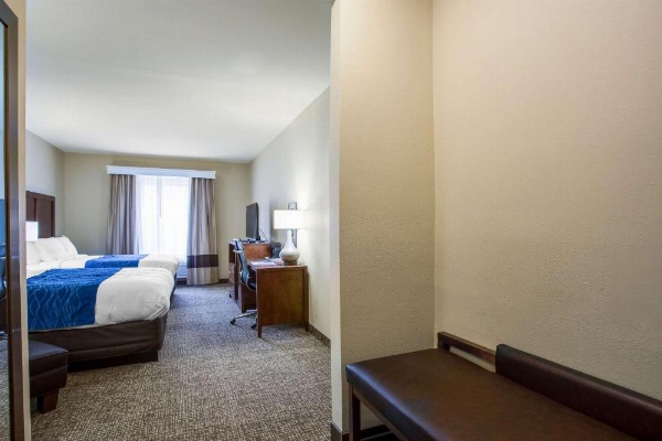 Comfort Inn & Suites Airport image 18