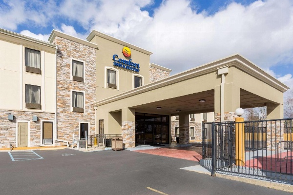 Comfort Inn & Suites Airport image 3