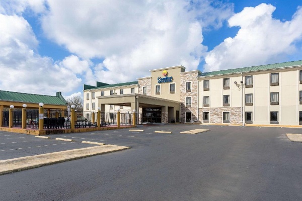 Comfort Inn & Suites Airport image 4