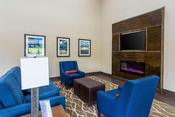 Comfort Inn & Suites Airport image 6