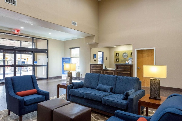 Comfort Inn & Suites Airport image 7