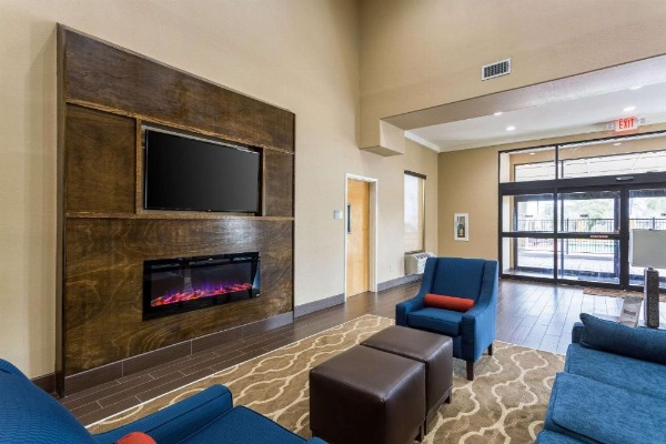 Comfort Inn & Suites Airport image 9